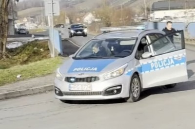 Policja opublikowała nagranie z interwencji w Myślenicach. Padły strzały w stronę nożownika