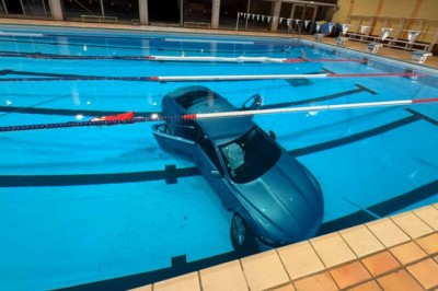 Samochód wjechał do basenu. Groźny wypadek we Francji podczas parkowania