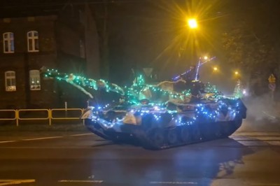 Jedziesz sobie przez Zabrze, a tam na skrzyżowaniu… świąteczny czołg!