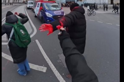 Przyłapał parę na okradaniu turystów. Oblał ich czerwoną farbą i wszystko nagrał