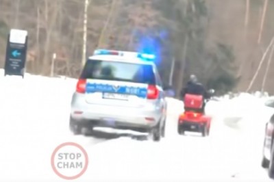 Policyjny pościg za elektrycznym wózkiem inwalidzkim. Nagranie zdarzenia