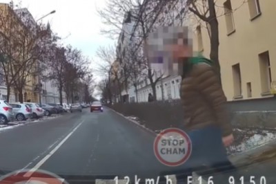 Zwyzywał pieszego, a nagraniem pochwalił się internecie. Internauci szybko go wyjaśnili