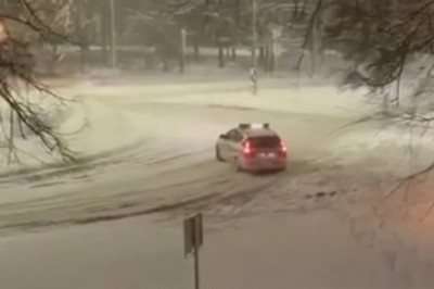 Policjanci ze Słupska przyłapani na lataniu bokiem na rondzie. Twierdzą, że to nie był drift