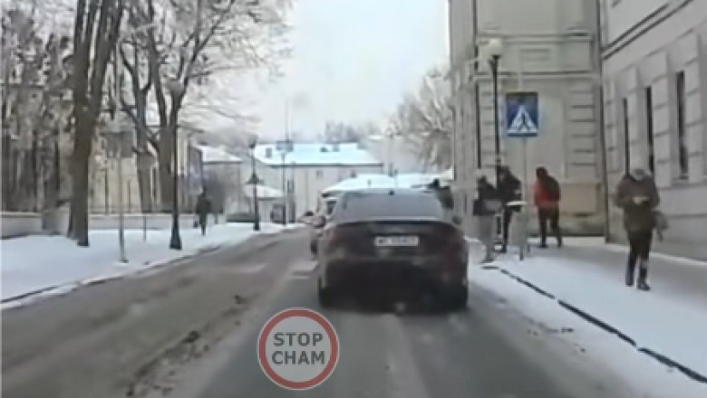 Z kapturem na głowie wlazł prosto pod nadjeżdżający samochód. Nagranie z wideorejestratora