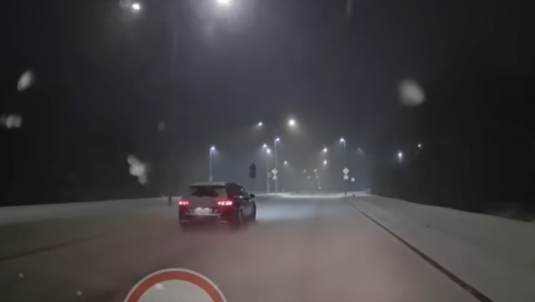 Mistrz prostej w Passeratti ładuje auto do rowu. Leciał ponad 100 w czasie śnieżycy