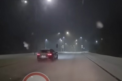 Mistrz prostej w Passeratti ładuje auto do rowu. Leciał ponad 100 w czasie śnieżycy