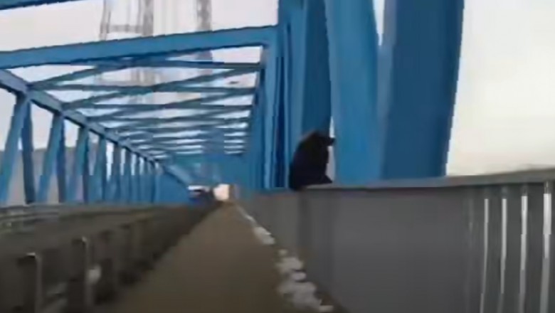 Dramatyczne chwile na moście w Szczecinie. Policjanci w ostatniej chwili chwycili 16-latkę - nagranie