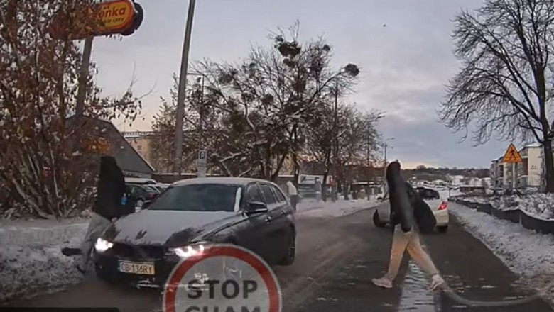 Nagranie z potrącenia dziewczyny przez BMW w Grudziądzu. Nietypowe zachowanie kierowcy i pieszej