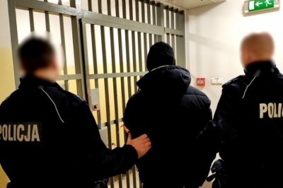 6-letnie dziecko sprzedało ojca policji. „Tatuś bawi się w chowanego i schował się w wersalce”