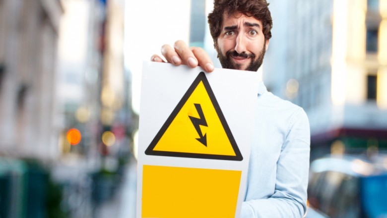 Dlaczego zimą dostajesz częściej „kopa” od klamki, skąd to się bierze?