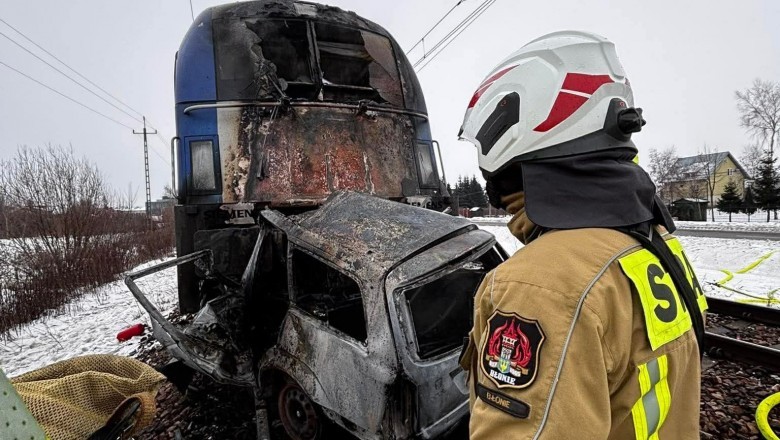 Dwa pociągi zderzyły się z osobówką, która stanęła w ogniu. Straż pożarna opublikowała zdjęcia