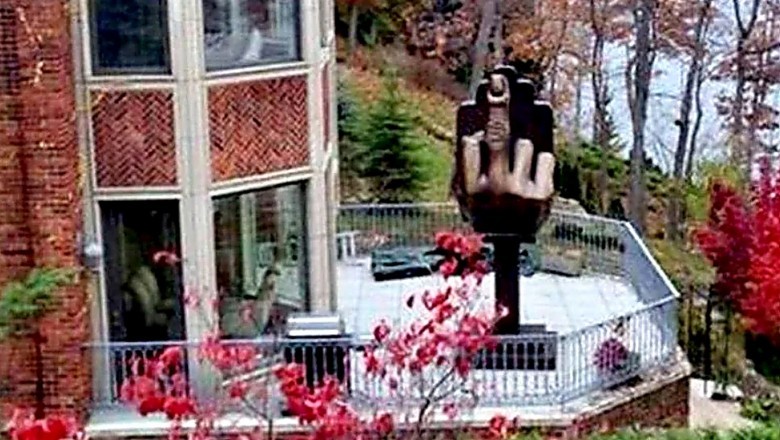 Po rozwodzie kupił dom obok byłej i postawił „pomnik zemsty”