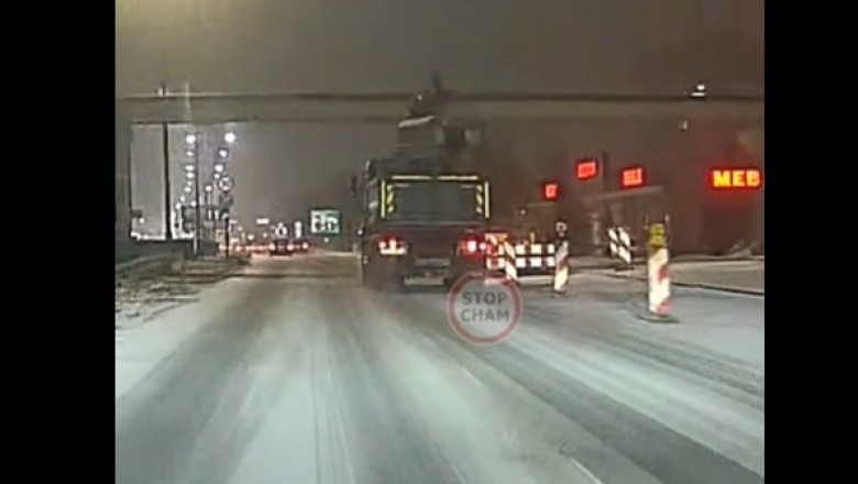 Nagranie niebezpiecznej sytuacji w Bydgoszczy. Kierowca ciężarówki zahaczył o kładkę dla pieszych