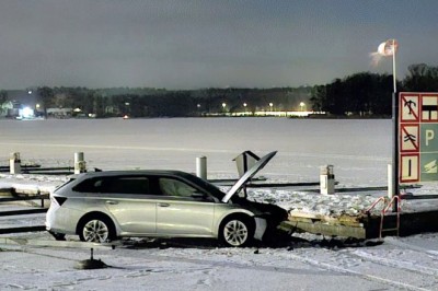 Pijany myślał, że uderzył w latarnię. Okazało się, że wjechał na jezioro i uszkodził pomost