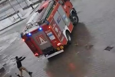 Strażacy ze Świnoujścia próbowali łapać wóz własnymi rękoma, kiedy wpadł w poślizg podczas wyjazdu na akcję