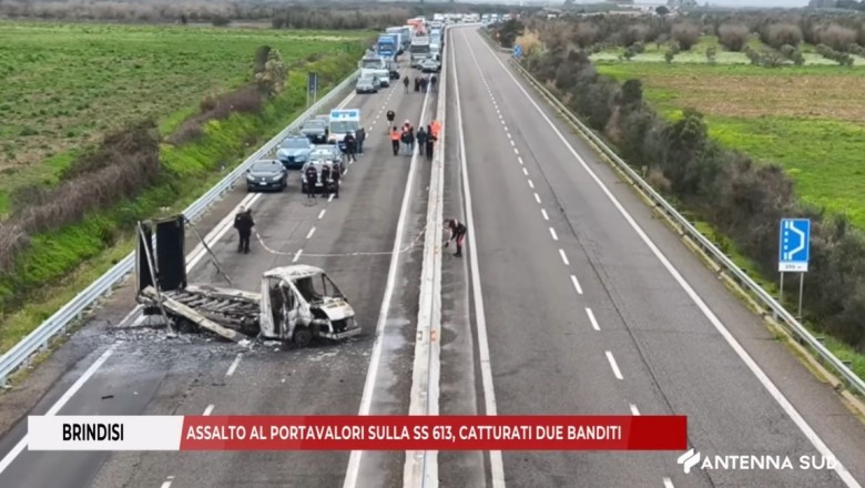 Sceny jak z filmu na autostradzie we Włoszech. Wybuchy i zbrojny napad na furgon z gotówką