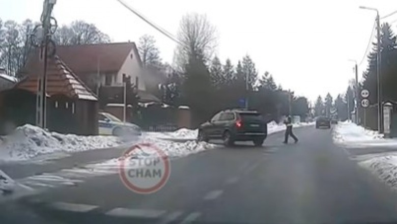 Momentalna karma dla kierowcy Volvo podczas wyprzedzania na podwójnej ciągłej w zabudowanym