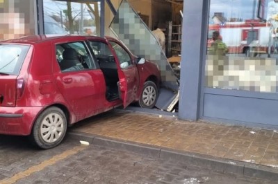 87-letni dziadek wjechał do cukierni w Bytomiu. Policja opublikowała nagranie z monitoringu