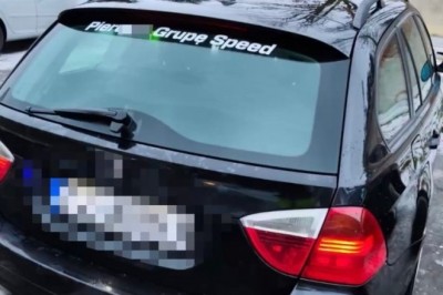 „Pi3*dolę Grupę Speed” na tylnej szybie BMW. Finalnie policja zatrzymała dowód rejestracyjny