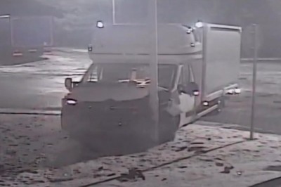 Pijany kierowca uderzył w latarnię i… zasnął w aucie na stacji paliw, wszystko zarejestrował monitoring