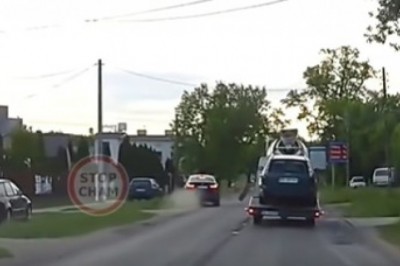 Koło ciężarówki kontra BMW. Nieudane wyprzedzanie betoniarki