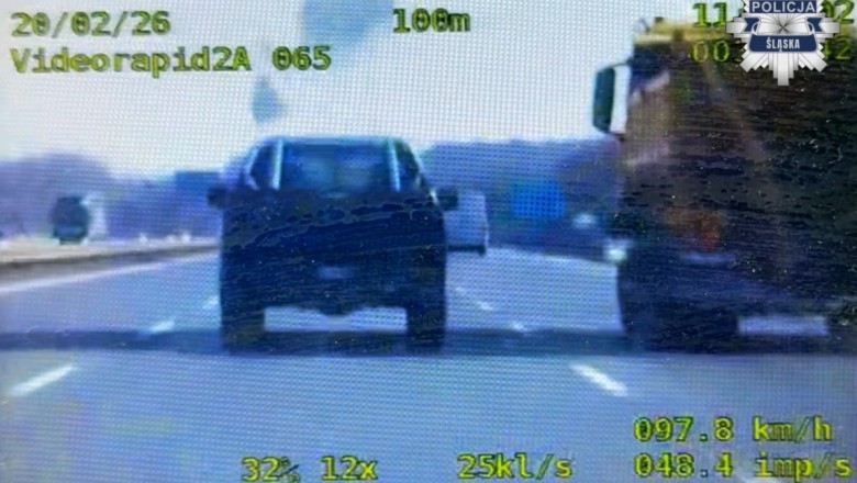 Na A4 bryła lodu spadła z dachu auta  prosto przed nieoznakowany radiowóz. Policja udostępniła nagranie