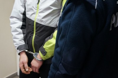 Zamawiał taxi przez 112, doczekał się policji. 25-latek był poszukiwany listem gończym