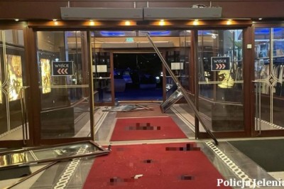 Brytyjczyk pod wpływem narkotyków najpierw wjechał w drzwi hotelu, a następnie staranował radiowóz