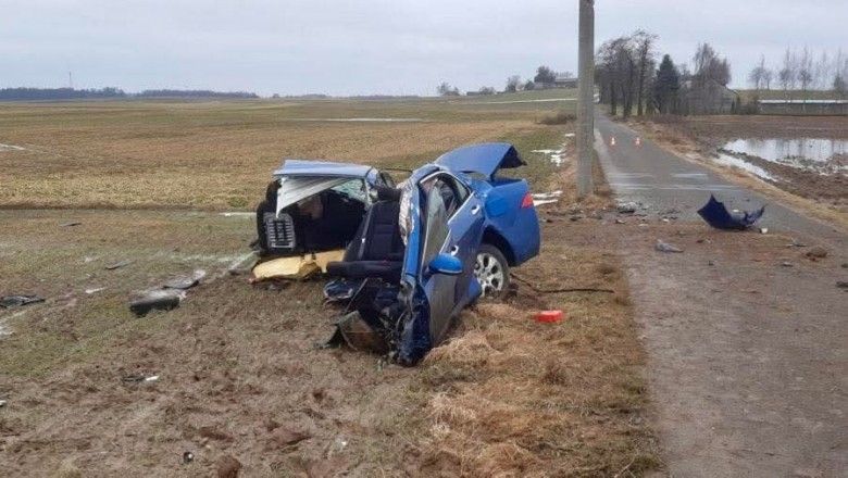 Tyle zostało z auta po tym jak 19-latek wjechał nim w betonowy słup. Policja opublikowała zdjęcia