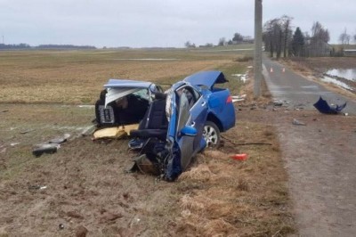 Tyle zostało z auta po tym jak 19-latek wjechał nim w betonowy słup. Policja opublikowała zdjęcia