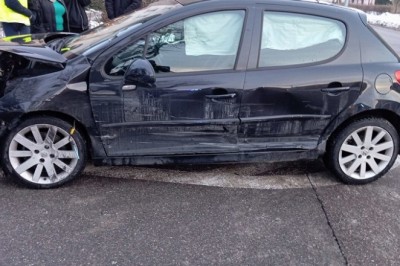 W Lęborku młody kierowca dopiero zdał egzamin, a już stracił prawo jazdy. Trzy auta rozbite na skrzyżowaniu