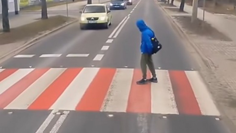 Ziomkowi na pasach chyba za mocno wjechał temat. Zaczął odstawiać cyrk na środku drogi