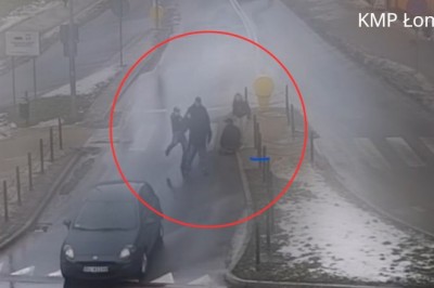 Bójka o dziewczynę na skrzyżowaniu w Łomży nagrana przez monitoring. Cztery osoby zatrzymane