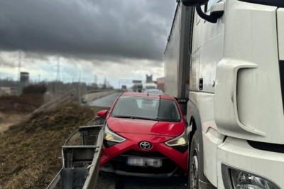 Uciekał przed „łowcami głów” i nie zatrzymał się do kontroli. W pościgu na A4 pomógł kierowca ciężarówki