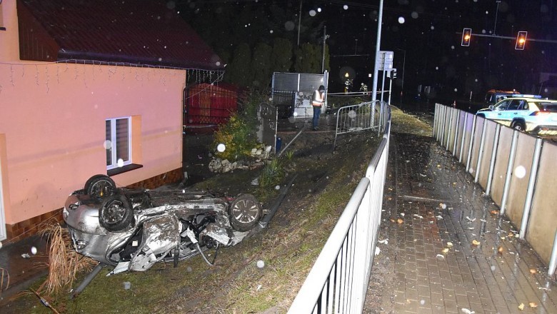 Uciekał z kumplami przed policją prawie 200km/h, dachował na prywatnej posesji i jeszcze zwiewał pieszo