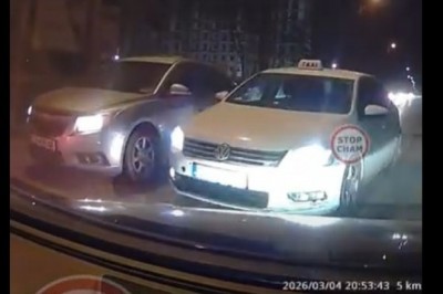 Burackie zachowanie taksówkarza próbującego ominąć korek. Jemu się spieszy, a innym to nie.