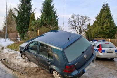 Pościg pod Słupskiem zakończony na skarpie. Kierowca uciekł pieszo, żonę i 5-letnie dziecko zostawił w samochodzie