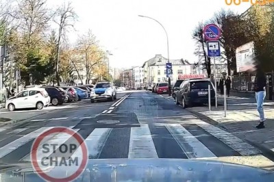 Policja kontra pieszy na pasach. Czy za to zachowanie będzie mandat?