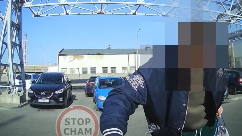 Dostał karnego kut@#! więc zemścił się odrywaniem kołpaków i próbą wyrwania wycieraczek