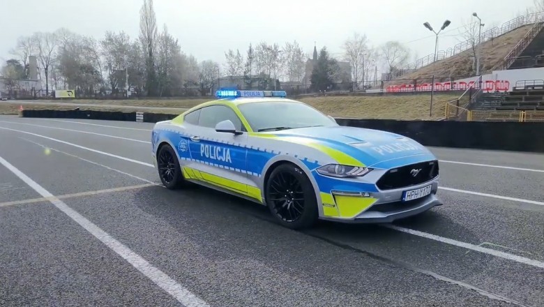 Policja oficjalnie zaprezentowała Forda Mustanga który został skonfiskowany pijanemu kierowcy. Tak się prezentuje na torze.