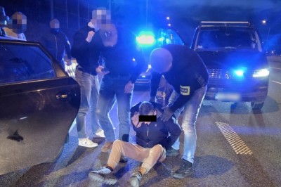 Spowodował wypadek w którym zginął 25-letni motocyklista. Uciekła z miejsca zdarzenia i się ukrywał. Policja opublikowała nagranie z jego zatrzymania. Grozi mu 20 lat więzienia