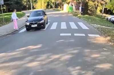 „Może byś się popatrzyła czasami, tu nie masz pierwszeństwa”. Pretensje pani w BMW do pieszej