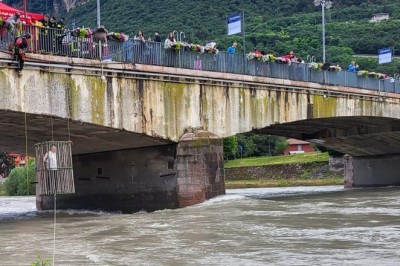 Co roku we włoskim Trydencie polityk, który podjął najgorszą decyzję, trafia do klatki i ląduje w rzece