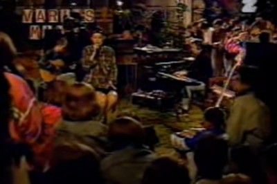 Takie rzeczy działy się w latach 90. Varius Manx z Anitą Lipnicką zagrali pod domem fanki w Iławie