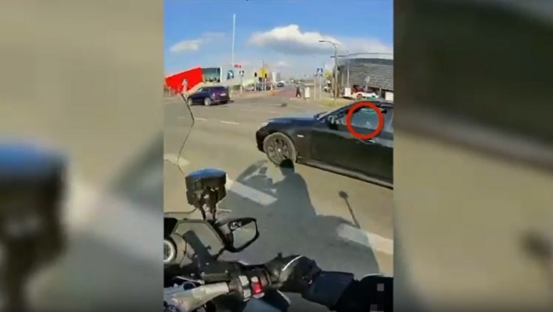 Kierowca BMW był tak zajęty telefonem, że nie zauważył policjanta jadącego obok na motocyklu