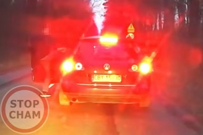 Drogowy konflikt pod Bydgoszczą. Wyhamował auto i skopał kierowcę Passata
