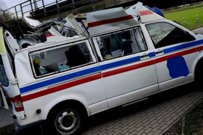 19-latkowi zapomniało się, że jedzie wyższym autem. Wiadukt nie wybaczył błędu