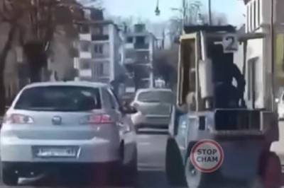 Wózkiem widłowym nadział Seata na widły. Nagranie jak z GTA - Trzcianka