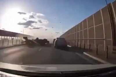 W sieci pojawiło się nagranie z dachowania auta w Łomiankach. Potencjalni sprawcy zostali odnalezieni przez policję