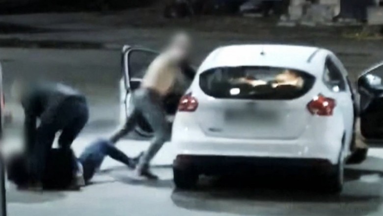 Policjanci którzy mieli pobić chorego 49-latka w Będzinie usłyszeli zarzuty - nagranie